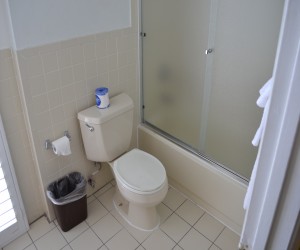 Alpha Inn & Suites San Francisco - Toilet in Queen Standard