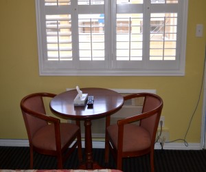 Alpha Inn & Suites San Francisco - Table and chairs in Queen Standard