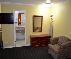 Alpha Inn & Suites San Francisco - Lounge area in 2 queen bedroom